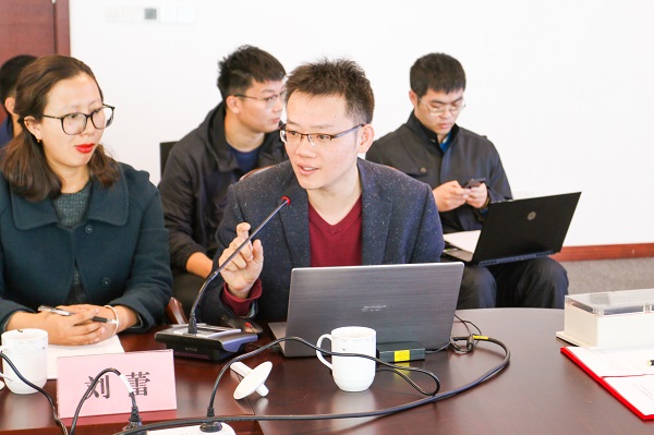 1555318964461817.jpeg 图4 大象传媒
海上装备与系统研究所副所长王鸿东介绍中国智能船艇挑战赛“海上争锋”竞赛方案.JPEG